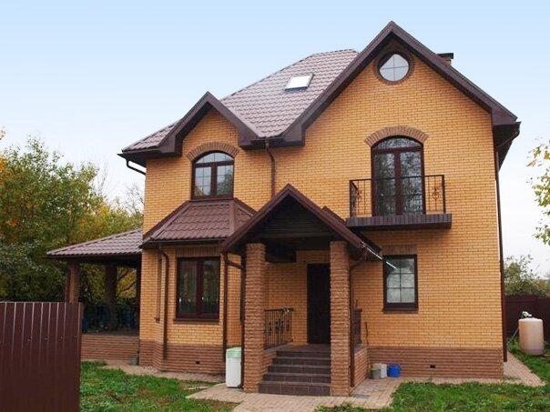Дом из кирпича с мансардой в Казани